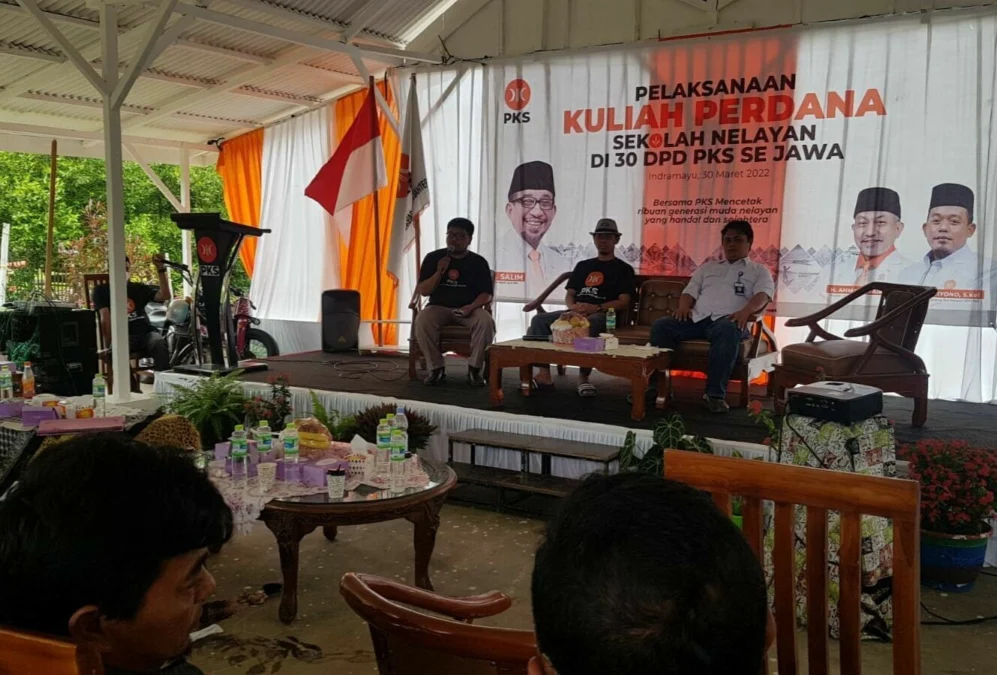 PEDULI. DPP PKS bersama DPD PKS Indramayu menggelar Sekolah Nelayan di Karangsong dan virtual di 30 kabupaten. Kegiatan tersebut dihadiri 50 nelayan dari empat kelompok nelayan.