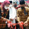 GUNTING PITA. Bupati Indramayu Nina Agustina menggunting pita pada peresmian masjid Al-Khafi di Desa Cantigi Kulon, Kecamatan Cantigi. Nina berharap masjid dapat dimanfaatkan sebagai tempat untuk pembinaan umat.