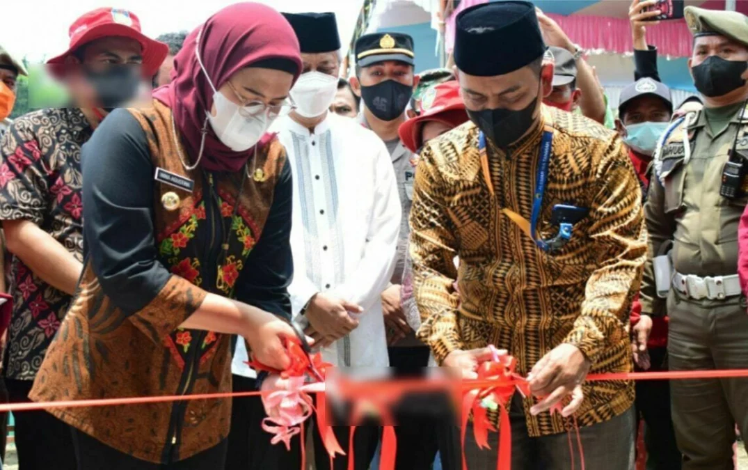 GUNTING PITA. Bupati Indramayu Nina Agustina menggunting pita pada peresmian masjid Al-Khafi di Desa Cantigi Kulon, Kecamatan Cantigi. Nina berharap masjid dapat dimanfaatkan sebagai tempat untuk pembinaan umat.