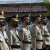 SERAH TERIMA. Pejabat lama dan baru pada 5 jabatan di Polres Indramayu menjalani prosesi serah terima jabatan pagi di halaman mapolres setempat. Pejabat baru diminta segera beradaptasi dengan lingkungan kerjanya.