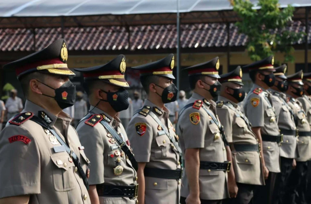 SERAH TERIMA. Pejabat lama dan baru pada 5 jabatan di Polres Indramayu menjalani prosesi serah terima jabatan pagi di halaman mapolres setempat. Pejabat baru diminta segera beradaptasi dengan lingkungan kerjanya.