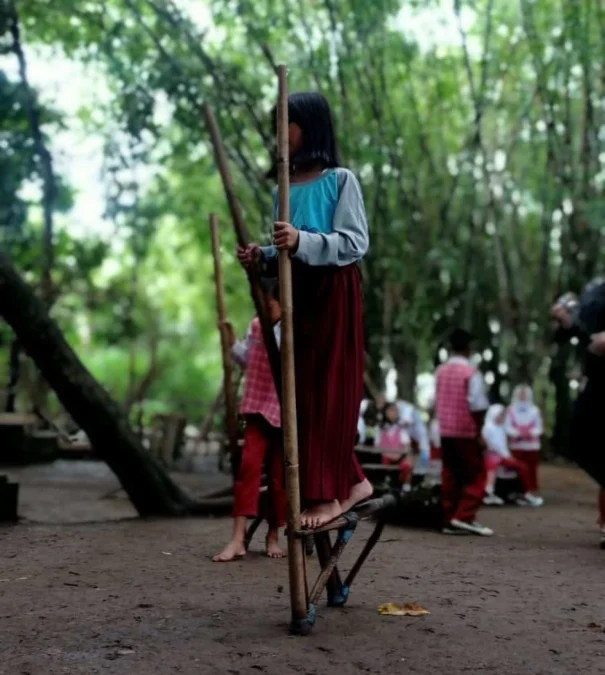 DILESTARIKAN. Sejumlah anak-anak tengah memainkan permainan tradisional dalam event Grebek Latar Wingking, kemarin.