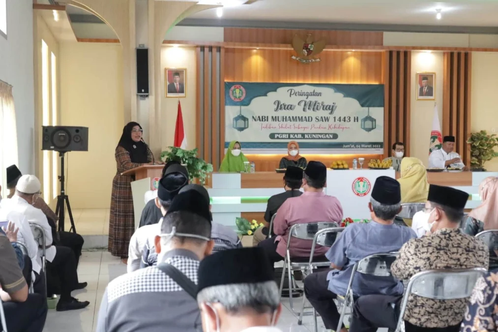 PERKUAT IMAN. Ketua TP PKK Kabupaten Kuningan, Hj Ika Siti Rahmatika mengajak untuk meneladani makna Isra Mi'raj.