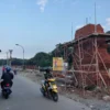 PROYEK KOTAKU. Gapura Candi Bentar saat dikerjakan pada tahap pertama proyek Kotaku skala kawasan di pesisir Panjunan.