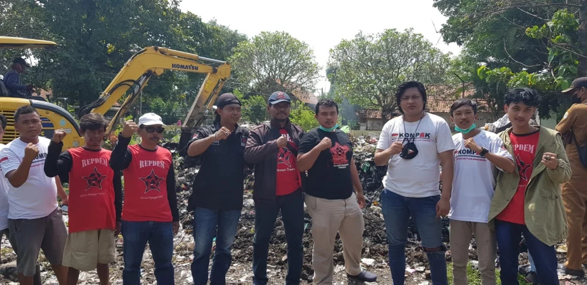 AKSI SOSIAL. Repdem usai membersihkan sampah di sekitar TPU Desa Panggangsari, Kecamatan Losari.