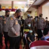 TINJAU VAKSINASI. Kapolda Jawa Barat, Irjen Pol Suntana bersama Bupati H Acep Purnama, Dandim 0615 Kuningan Letkol Czi David Nainggolan, Kapolres Kuningan AKBP Dhany Aryanda meninjau pelaksanaan vaksinasi di SMKN 3 Kuningan, Senin (21/3).