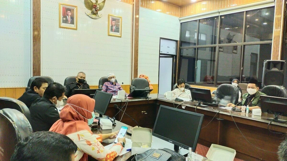 BAHAS ATURAN. Audiensi jajaran KPU Kabupaten Cirebon bersama pimpinan DPRD.