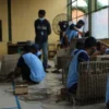 BERKUALITAS. Sejumlah warga binaan di Lapas Kelas II B Indramayu membuat kursi rotan. Hasil kerajinan para warga binaan itu tidak kalah berkualitas dibanding hasil karya pihak lain.