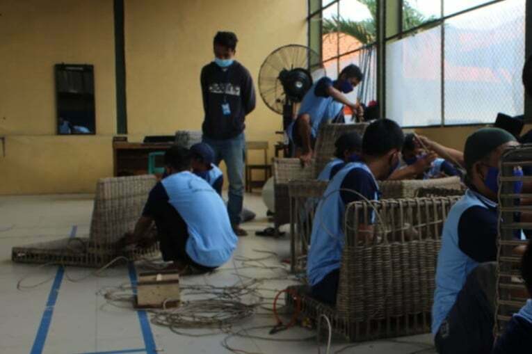 BERKUALITAS. Sejumlah warga binaan di Lapas Kelas II B Indramayu membuat kursi rotan. Hasil kerajinan para warga binaan itu tidak kalah berkualitas dibanding hasil karya pihak lain.