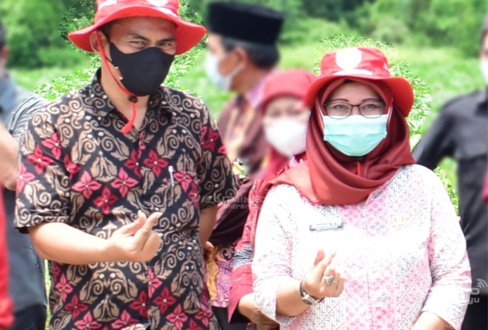 KOMPAK. Camat Cantigi Ali Alamudin (kiri) bersama Kuwu Desa Cantigi Kulon Chaerotunnisa. Keduanya berkomitmen mengembangkan UMKM sesuai keinginan bupati Indramayu Nina Agustina.