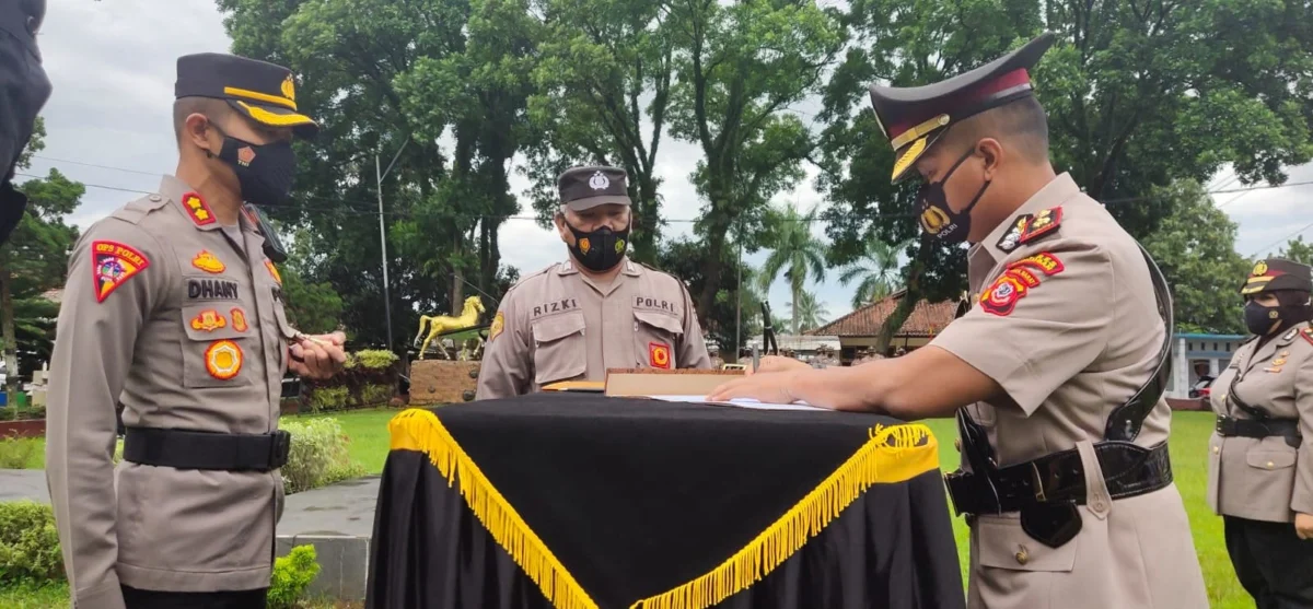 PEJABAT BARU. Kapolres Kuningan AKBP Dhany Aryanda memimpin serah terima jabatan (Sertijab) di lapangan upacara Mapolres Kuningan, Selasa (15/3).