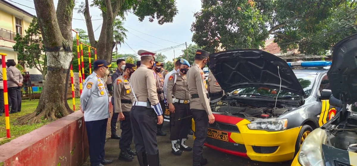 CEK KENDARAAN. Kapolres Kuningan, AKBP Dhany Aryanda melakukan pengecekan kendaraan dinas usai apel gelar pasukan Operasi Keselamatan Lodaya 2022 di Mapolres Kuningan, Selasa (1/3).