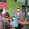 DAPAT SUVENIR. Polsek Kadugede, Koramil 1502/Kadugede dan Puskesmas Kadugede menggelar gerai vaksin bersama berhadiah suvenir menarik berupa alat-alat kebersihan rumah tangga.