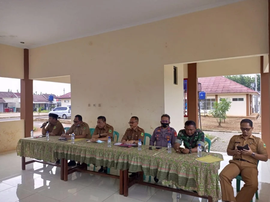 TINDAK LANJUT. Untuk menyelesaikan kegaduhan yang terjadi di Desa Kawungsari, Kecamatan Cibeureum, dampak dari proyek strategis nasional bendungan Kuningan, Dinas Pemberdayaan Masyarakat dan Desa (DPMD) turun langsung menemui warga Desa Kawungsari.