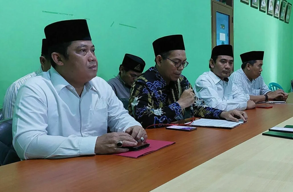 MANUT. Ketua LPBHNU Jabar, Mahfudin saat mendampingi Ketua PWNU Jabar, Juhadi Muhammad memberikan keterangan terkait penganiayaan Ketua Jam’iyyah Ahlith Thariqah Al Mu’tabarah An Nahdliyyah (Jatman) kiai Farid Ashr Waddahr.