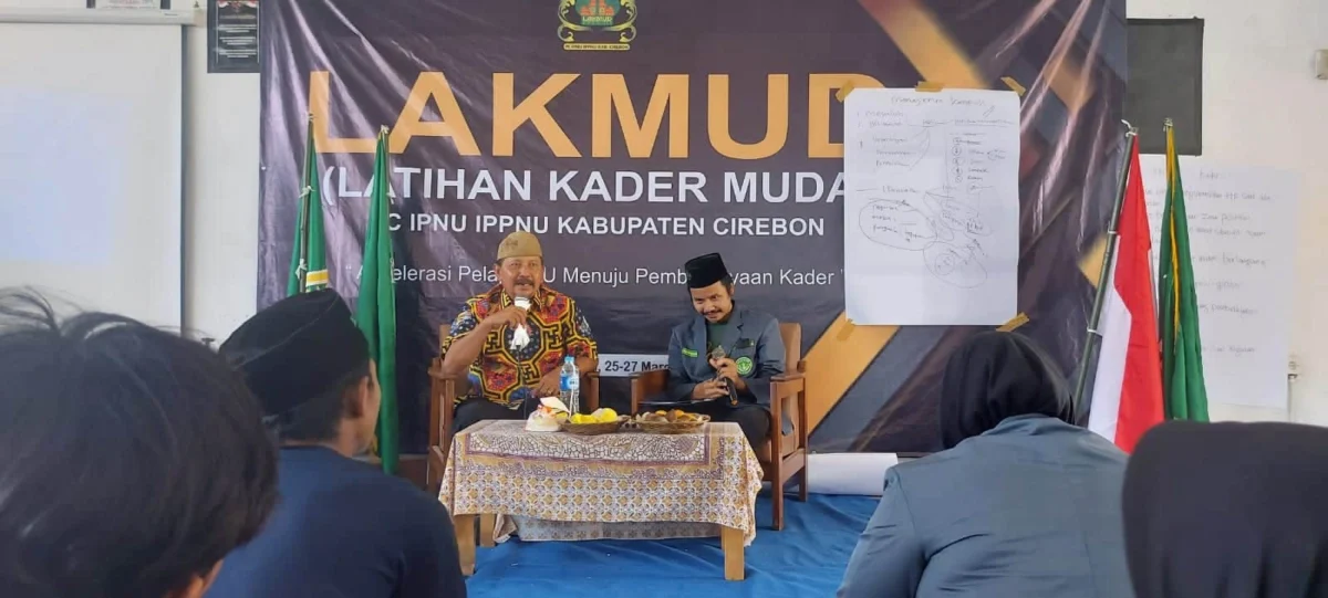 BERI MATERI. Asda Pemkab Cirebon, H Asdullah saat mengisi acara Lakmud IPNU-IPPNU, kemarin.