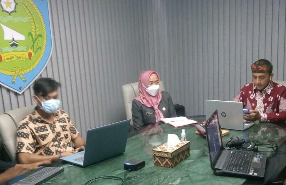 WEBINAR. Pengurus FIS bersama sejumlah perwakilan berbagai kalangan mengikuti Webinar Nasional Kepemudaan Sociopreneurship Edukasi Generasi Milenial.