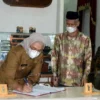 KERJASAMA. Bupati Indramayu Nina Agustina menandatangi MoU SPIP Terintegrasi bersama BPKP Jabar. Prosesi penandatangannya berlangsung di Pendopo Indramayu, Selasa (22/3).