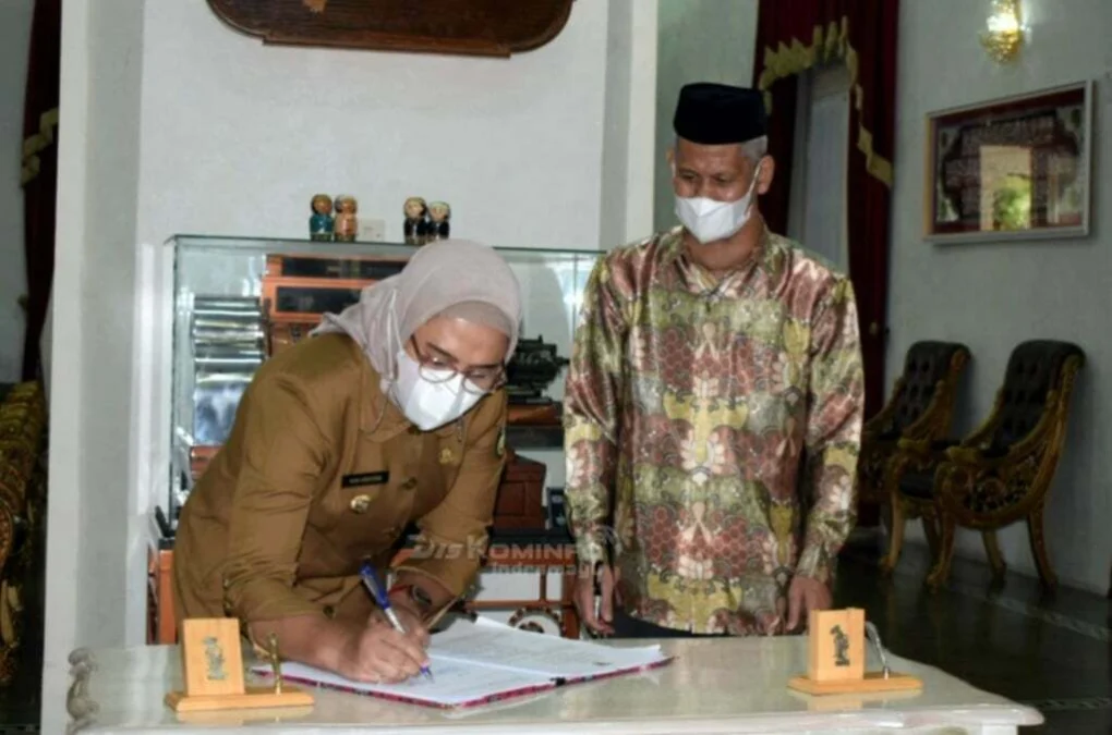 KERJASAMA. Bupati Indramayu Nina Agustina menandatangi MoU SPIP Terintegrasi bersama BPKP Jabar. Prosesi penandatangannya berlangsung di Pendopo Indramayu, Selasa (22/3).