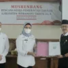 PENYERAHAN. Bupati Indramayu Nina Agustina menyerahkan dokumen Musyawarah Rencana Pembangunan Rencana Kerja Pemerintah Daerah Kabupaten Indramayu tahun 2023 kepada Ketua DPRD Syaefudin.