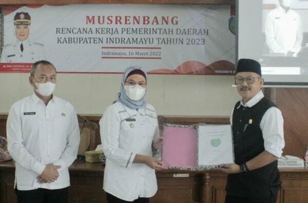 PENYERAHAN. Bupati Indramayu Nina Agustina menyerahkan dokumen Musyawarah Rencana Pembangunan Rencana Kerja Pemerintah Daerah Kabupaten Indramayu tahun 2023 kepada Ketua DPRD Syaefudin.