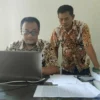 DIPANTAU. Kabid Pengelolaan Informasi Administrasi Kependudukan dan Pemanfaatan Disdukcapil, Slamet Sudiono saat meninjau pelaksanaan migrasi data menuju Sistem Informasi Administrasi Kependudukan(SIAK) terpusat.