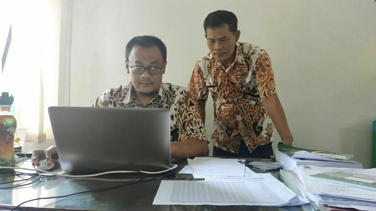 DIPANTAU. Kabid Pengelolaan Informasi Administrasi Kependudukan dan Pemanfaatan Disdukcapil, Slamet Sudiono saat meninjau pelaksanaan migrasi data menuju Sistem Informasi Administrasi Kependudukan(SIAK) terpusat.