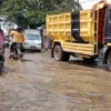 PERLU PERBAIKAN. Salah satu potret jalan rusak di Kabupaten Cirebon.