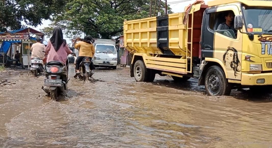 PERLU PERBAIKAN. Salah satu potret jalan rusak di Kabupaten Cirebon.