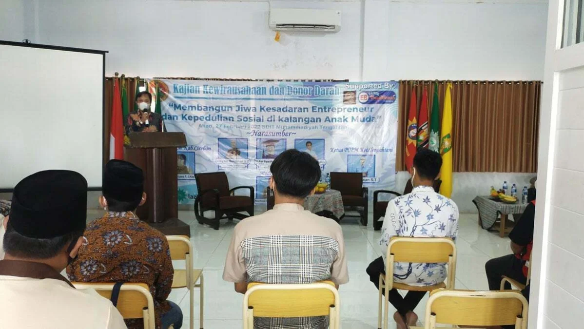 DORONGAN. Ketua PDPM Kab Cirebon, Yan Yan Hendriyana Fadlullah mendorong agar kaum muda mengikuti perkembangan zaman saat berwirausaha.