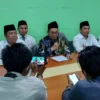 TERSESAT. Ketua PWNU Jabar, KH Juhadi Muhammad didampingi Ketua PCNU Indramayu KH Mustofa memberikan keterangan kepada wartawan terkait penganiayaan kepada Gus Farid beserta keluarganya.