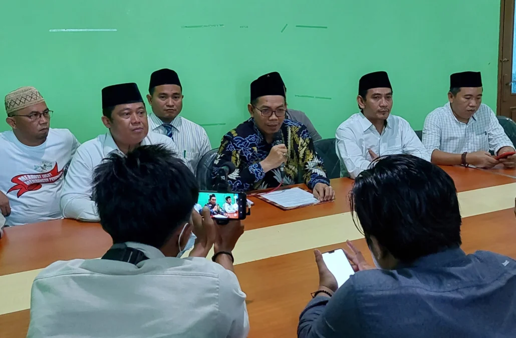 TERSESAT. Ketua PWNU Jabar, KH Juhadi Muhammad didampingi Ketua PCNU Indramayu KH Mustofa memberikan keterangan kepada wartawan terkait penganiayaan kepada Gus Farid beserta keluarganya.