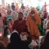 ANTRE. Sejumlah warga antre untuk mendapatkan Bantuan Sosial Tunai di Desa Jatimulya Kecamatan Terisi. Penerima bantuan diwajibkan menunjukkan sertifikat vaksinasi dosis kedua.