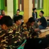 SIAGA. Anggota Banser berjaga-jaga di kediaman salah satu Kiai pasca insiden pembacokan di Ponpes Salaf An-Nur Desa Tegalmulya, Kecamatan Krangkeng, Indramayu.