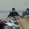 BERBINCANG. Ketua DPRD Indramayu Syaefudin disampingi Ketua Komisi 2 DPRD Dalam SHKN berbincang dengan para kepala SLB terkait regulasi penyandang disabilitas.