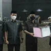 BERI CATATAN. Ketua DPRD Indramayu Syaefudin menyerahkan dokumen tertulis pandangan dan rekomendasi terkait interpelasi kepada Bupati Indramayu Nina Agustina.