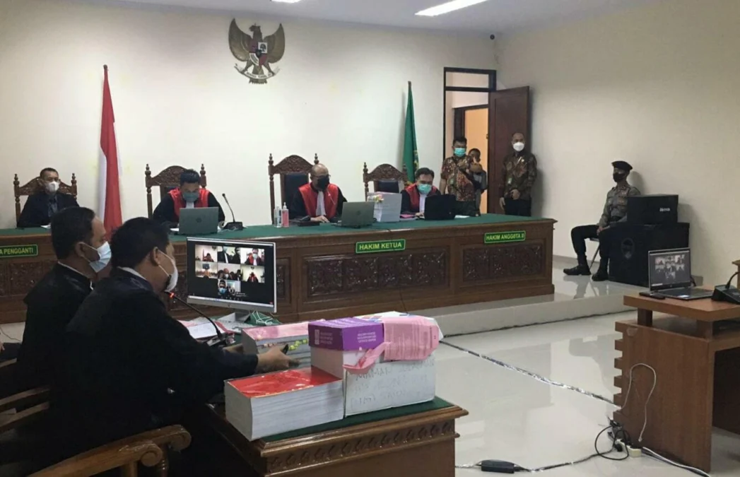 VIRTUAL. Sidang perkara pidana dugaan pembunuhan sengketa lahan tebu agenda pembuktian digelar secara virtual di PN Indramayu. Pada sidang tersebut menghadirkan empat orang saksi.