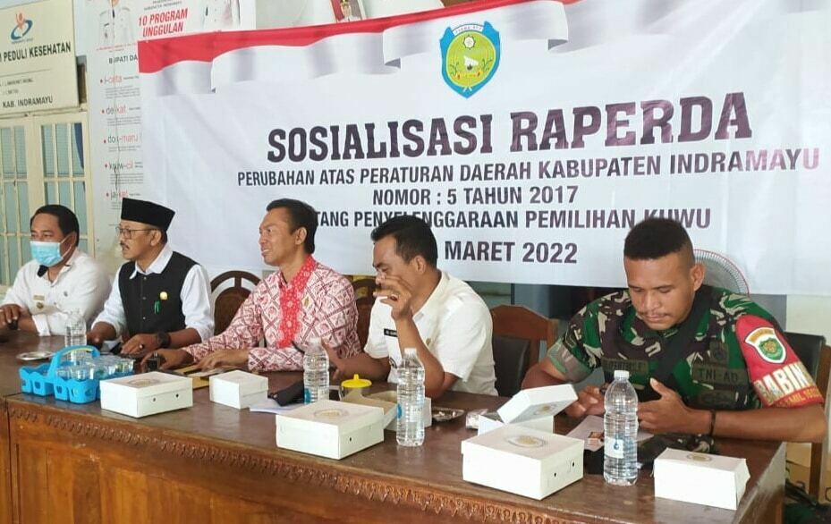 SOSIALISASI. Anggota DPRD Kabupaten Indramayu melakukan sosialisasi Raperda perubahan Perda Pilwu. Agenda tersebut sekaligus untuk menggalang saran, pendapat, dan masukan dari masyarakat.