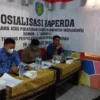 SERAP ASPIRASI. Anggota DPRD Indramayu Dapil 2 melakukan sosialisasi Perda Nomor 5 tahun 2017 tentang pemilihan kuwu (pilwu) di wilayah Kecamatan Kedokanbunder. Warga mengusulkan agar jabatan kuwu punya wakil.