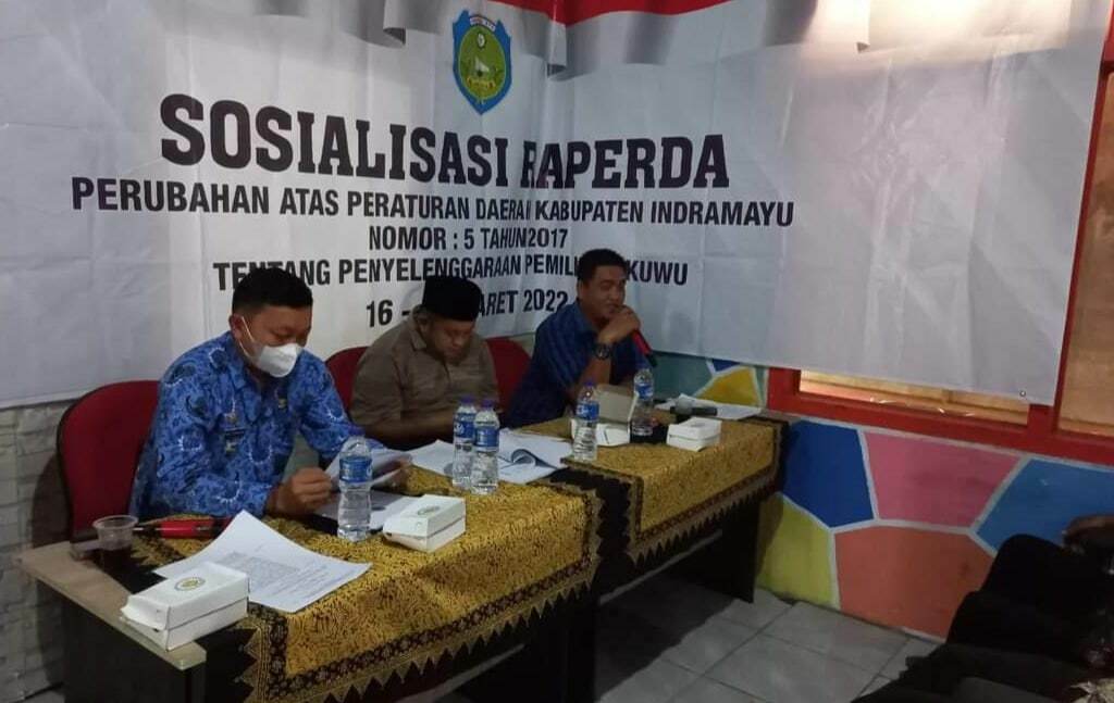 SERAP ASPIRASI. Anggota DPRD Indramayu Dapil 2 melakukan sosialisasi Perda Nomor 5 tahun 2017 tentang pemilihan kuwu (pilwu) di wilayah Kecamatan Kedokanbunder. Warga mengusulkan agar jabatan kuwu punya wakil.