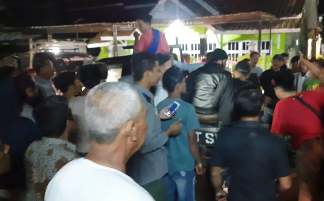 TERTANGKAP. Suasana di komplek PP Salaf An-Nur Desa Tegalmulya, Kecamatan Krangkeng, Indramayu sesaat setelah pelaku melukai kiai dan keluarganya. Pelaku berhasil ditangkap warga bersama santri.