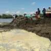 TERDAMPAK. Nelayan dan pedagang melakukan aksi protes di Pantai Bali 2 karena air laut tercemar solar. Ceceran solar diduga akibat kebocoran pada pipa distribusi di bawah permukaan laut setempat.