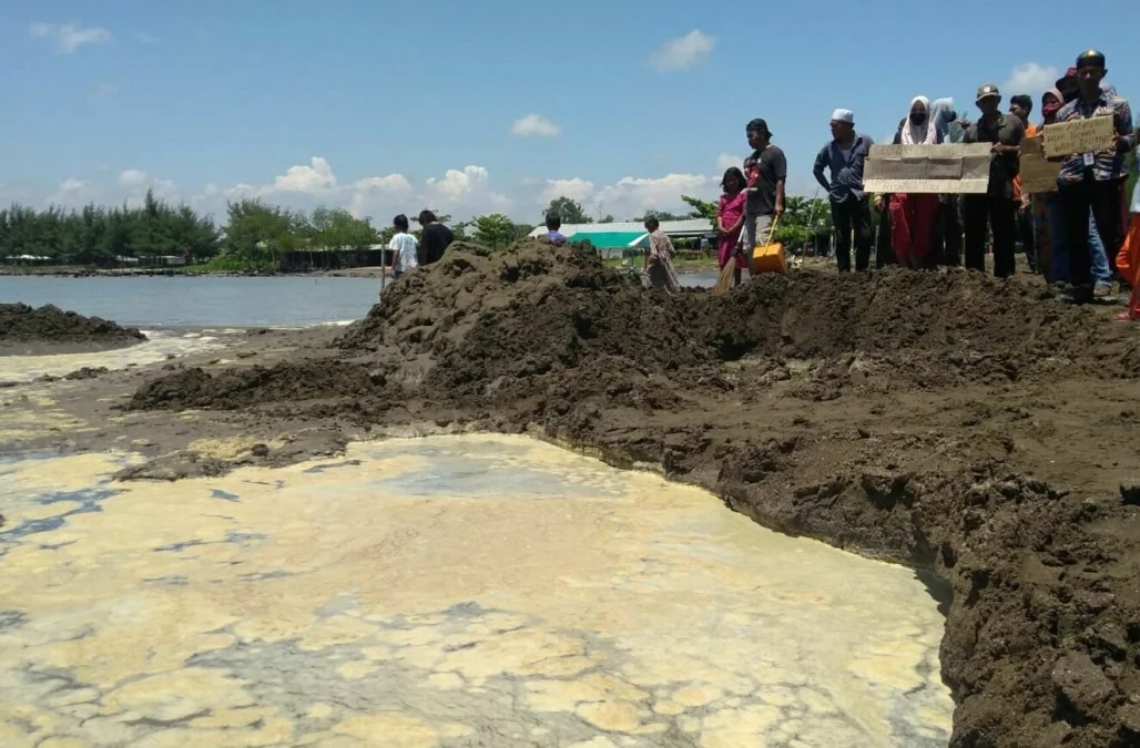 TERDAMPAK. Nelayan dan pedagang melakukan aksi protes di Pantai Bali 2 karena air laut tercemar solar. Ceceran solar diduga akibat kebocoran pada pipa distribusi di bawah permukaan laut setempat.