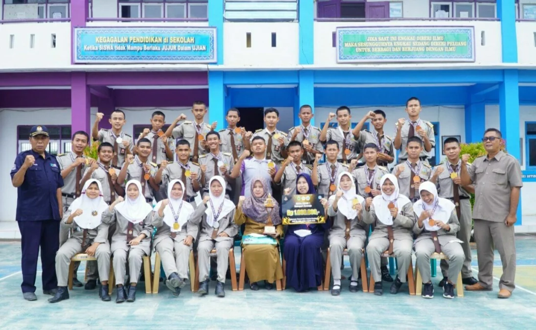 BERPRESTASI. Kontingen SMK PGRI Jatibarang sukses meraih Juara Umum 1 Kejuaraan Pencak Silat Tingkat Nasional Ksatria Bima Open 1 tahun 2022 di Kabupaten Kuningan, Jawa Barat, Sabtu (5/3)