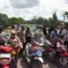 DIKEMBALIKAN. Kapolresta Cirebon, Arif Budiman memimpin proses pengembalian barang bukti sepeda motor kepada korban.