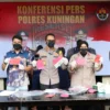 PENJELASAN. Kapolres Kuningan, Dhany Aryanda menunjukkan barang bukti yang berhasil diamankan selama Operasi Jaran Lodaya.