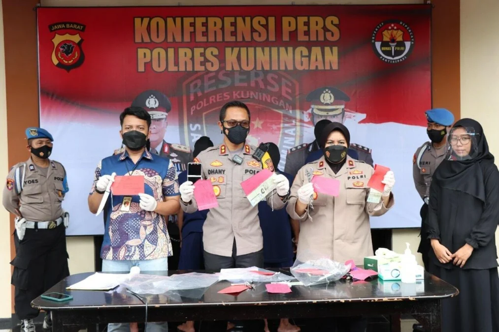 PENJELASAN. Kapolres Kuningan, Dhany Aryanda menunjukkan barang bukti yang berhasil diamankan selama Operasi Jaran Lodaya.