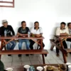 ZONA TRADISIONAL. Paguyuban Silihwangi Majakuning yang beranggotakan Kelompok Tani Hutan (KTH) di 23 desa penyangga kawasan TNGC mengadakan pertemuan di Aula Curug Sawer Cisantana, Kamis (29/3).