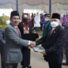 SERAHKAN SK. Ketua DPRD Kuningan Nuzul Rachdy memimpin paripurna pengambilan sumpah dan janji jabatan serta pelantikan Anggota DPRD hasil PAW atas nama Eman Suherman dari Partai Gerindra, kemarin.