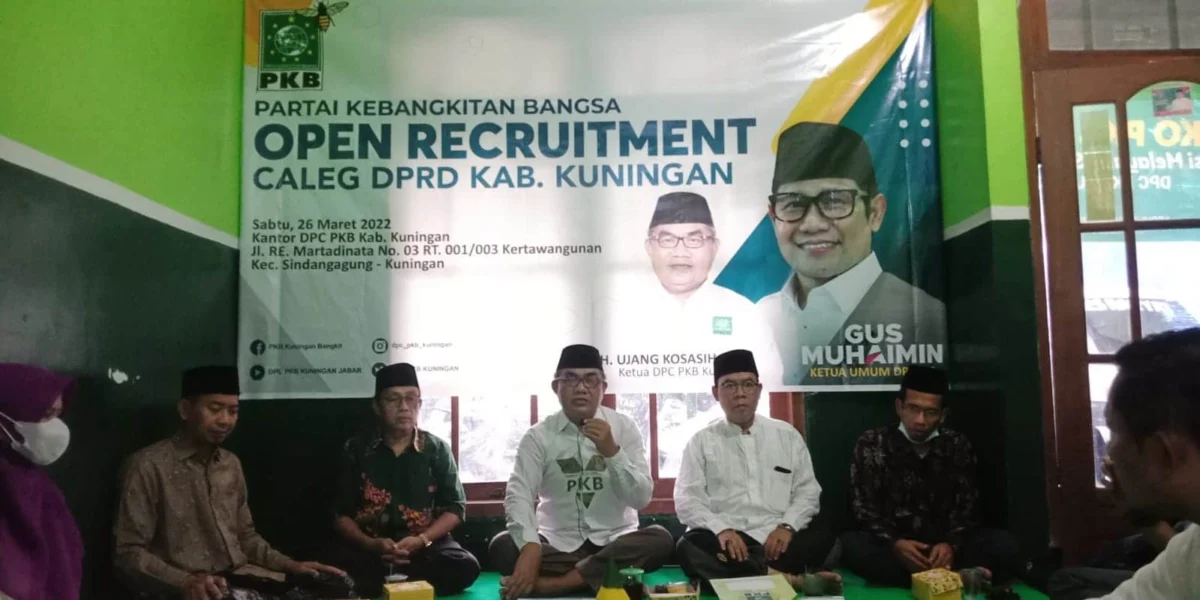 BUKA PENDAFTARAN. Ketua DPC PKB Kuningan, H Ujang Kosasih MSi melaunching pencalegan dini untuk mengisi kursi DPRD Kuningan pada Pemilu 2024 mendatang, kemarin.